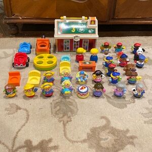 Fisher Price LITTLE PEOPLE LOT school car wash